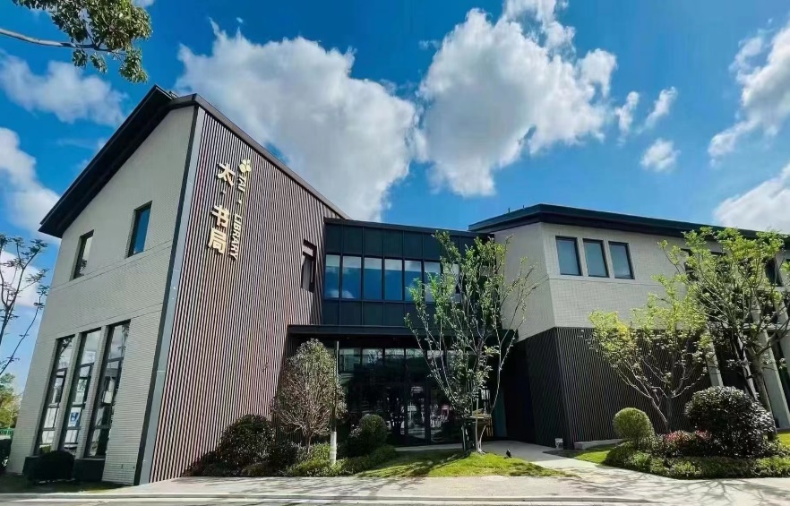 建筑旁的房子 中度可信度描述已自动生成